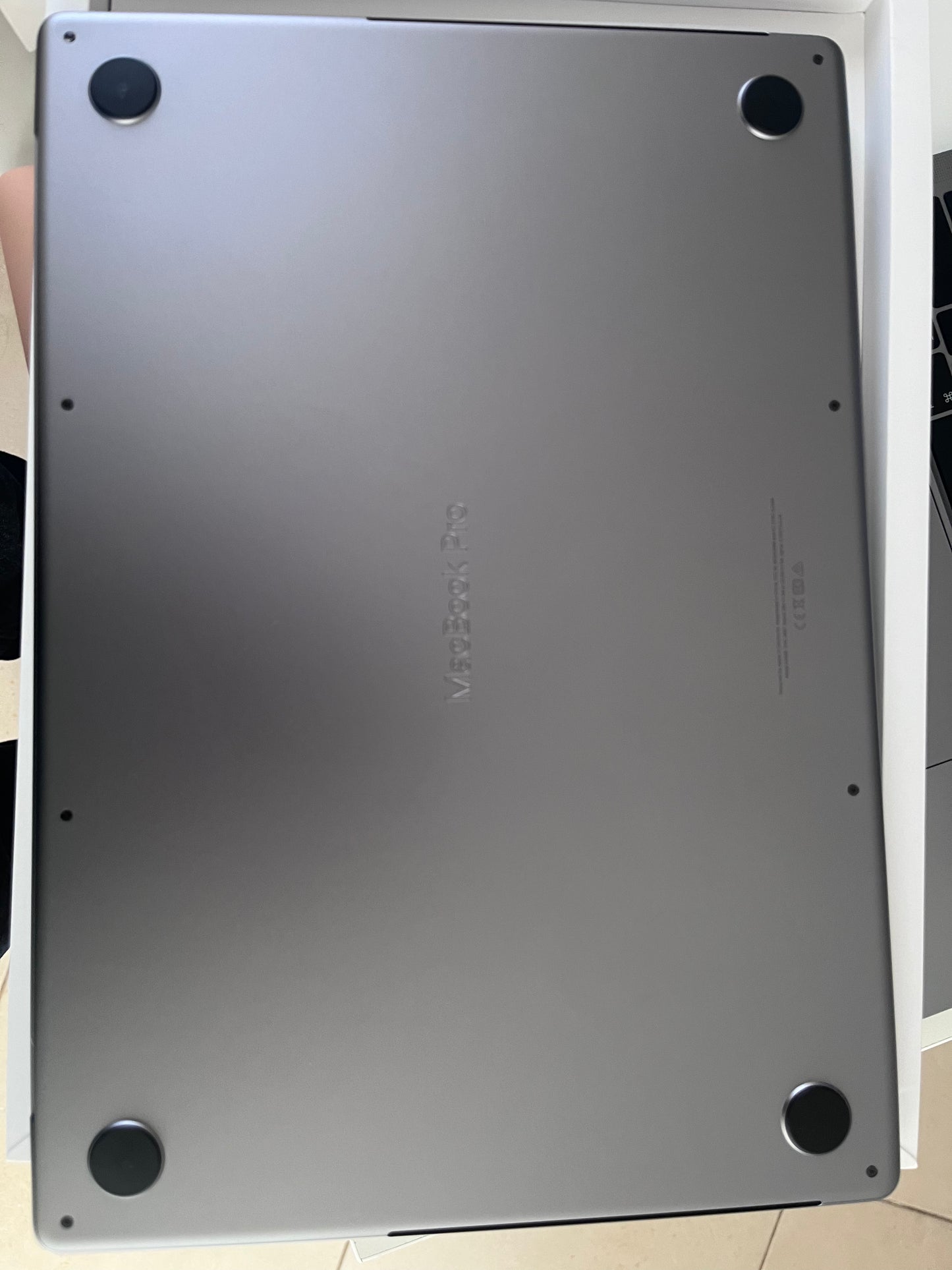 MacBook Pro 16Inch 2022 M1pro 16GB 512GB Ssd